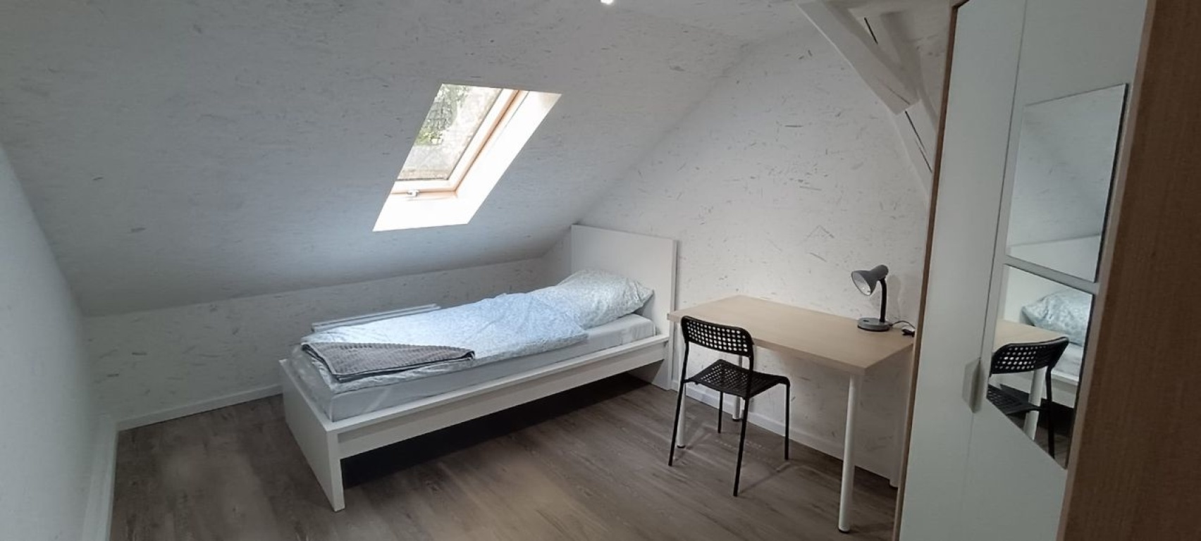 Möbliertes Zimmer in einer Wohngemeinschaft (WG)