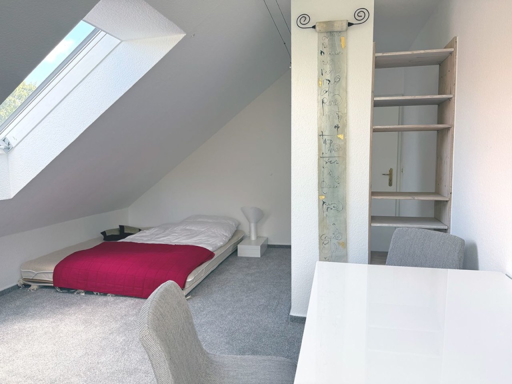 Komfortables, ruhiges Zimmer im 1. Stock eines Ein-Familien-Hauses in Hamburg-Wandsbek – Stemmeshay, 22045 Hamburg Jenfeld – Vorschaubild 4
