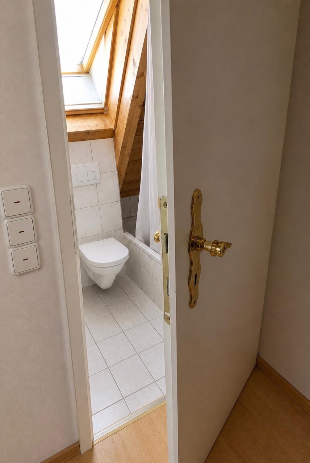 Schöne 2-Zimmer-Dachgeschoss-Wohnung mit Balkon und Gartenmitbenutzung – Rosenbach 6B, 91077 Erlangen Nähe Uttenreuth – Vorschaubild 3