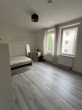 Anzeigenbild: Helles 18qm Altbau-Zimmer mit hohen Decken & Loggia in Stuttgart Ost