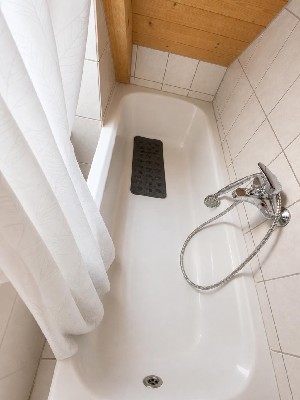 Schöne 2-Zimmer-Dachgeschoss-Wohnung mit Balkon und Gartenmitbenutzung – Rosenbach 6B, 91077 Erlangen Nähe Uttenreuth – Vorschaubild 7