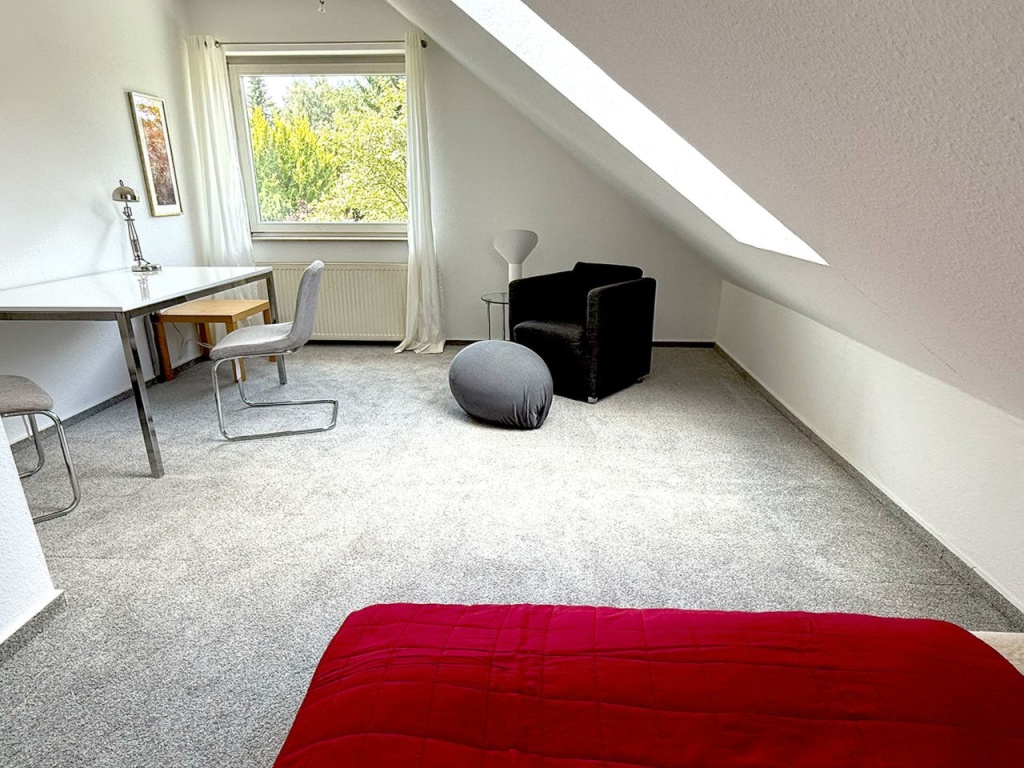 Komfortables, ruhiges Zimmer im 1. Stock eines Ein-Familien-Hauses in Hamburg-Wandsbek – Stemmeshay, 22045 Hamburg Jenfeld – Vorschaubild 2