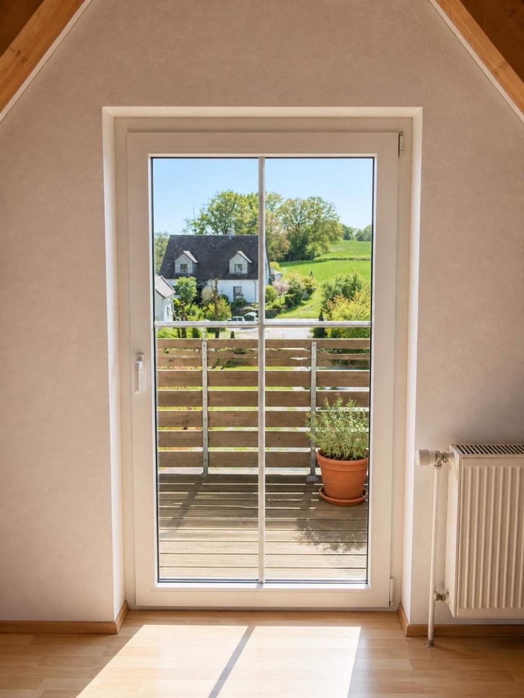 Schöne 2-Zimmer-Dachgeschoss-Wohnung mit Balkon und Gartenmitbenutzung – Rosenbach 6B, 91077 Erlangen Nähe Uttenreuth – Vorschaubild 2