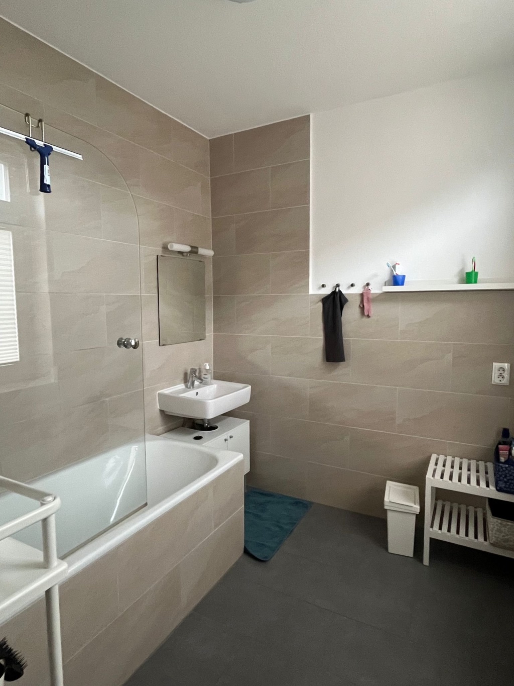WG-Zimmer Wesertor Hartwigstraße   6 - W8 - Tageslichtbad mit Badewanne/Dusche und Ablagen für alle