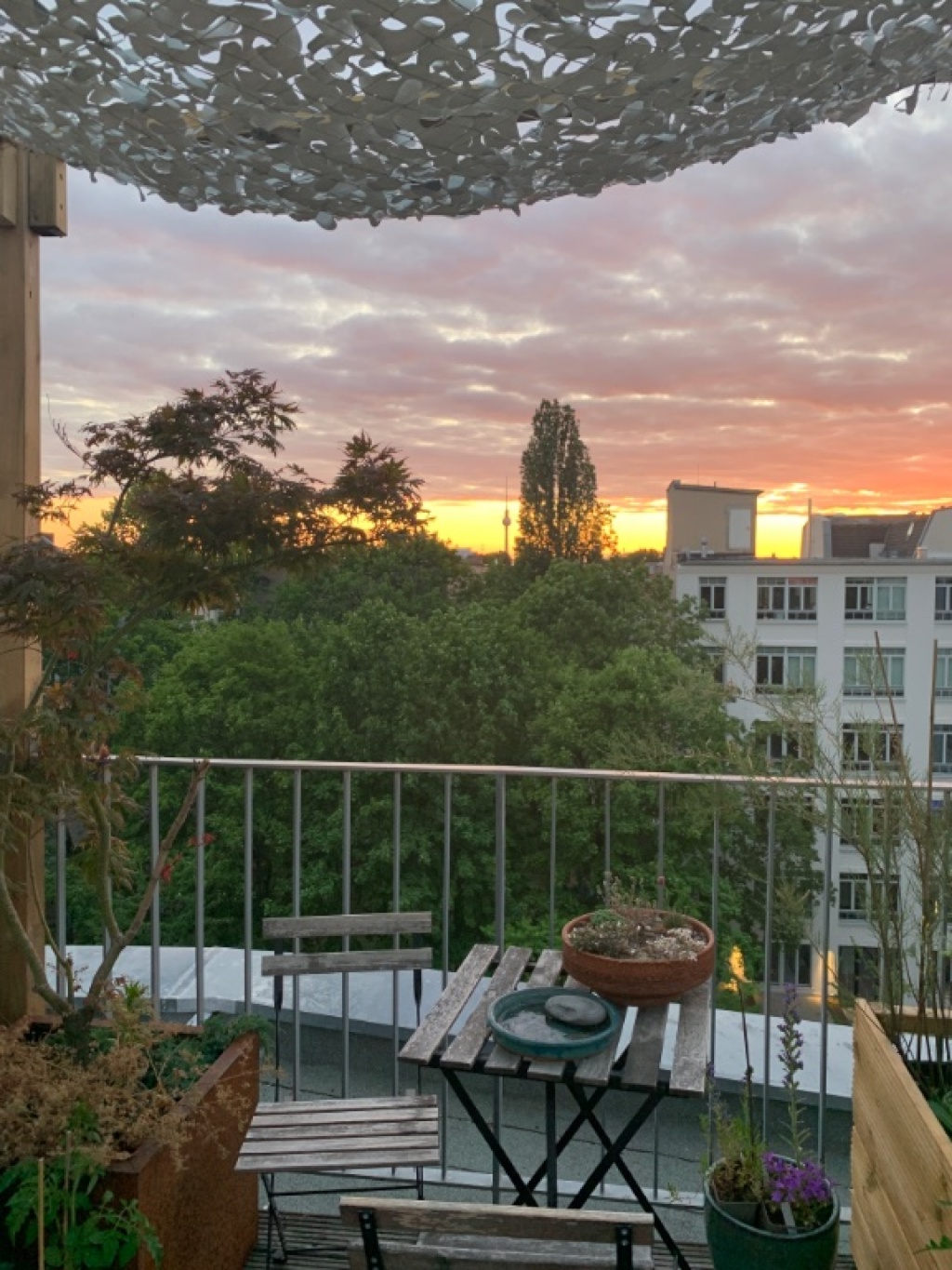 Möblierte 2-Zimmer-Dachgeschosswohnung am Boxhagener Platz – Preis all in (Internet, Strom, ...) – Grünberger Straße 47, 10245 Berlin Friedrichshain – Vorschaubild 2