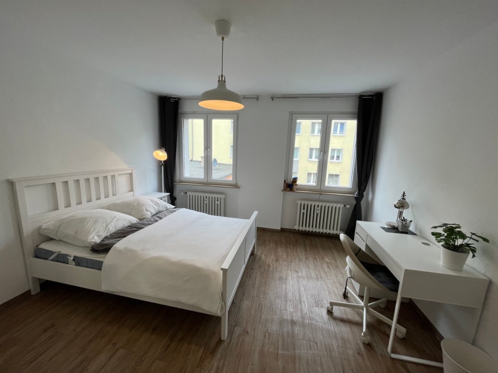 Liebevoll eingerichtetes großes Zimmer in 2er WG in Top-Lage