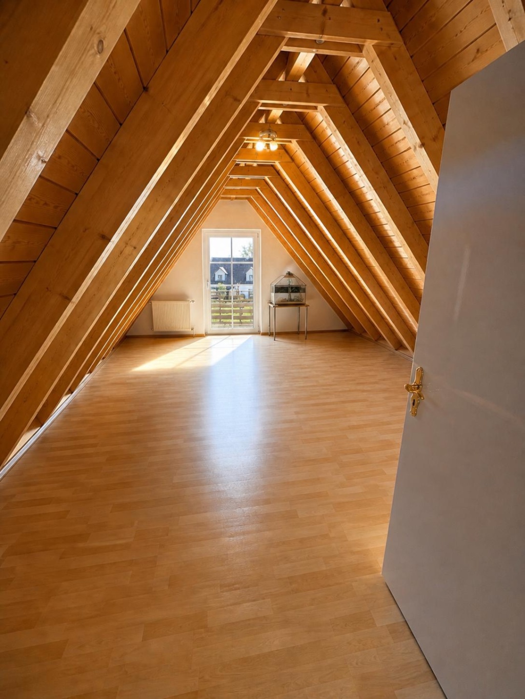 Schöne 2-Zimmer-Dachgeschoss-Wohnung mit Balkon und Gartenmitbenutzung