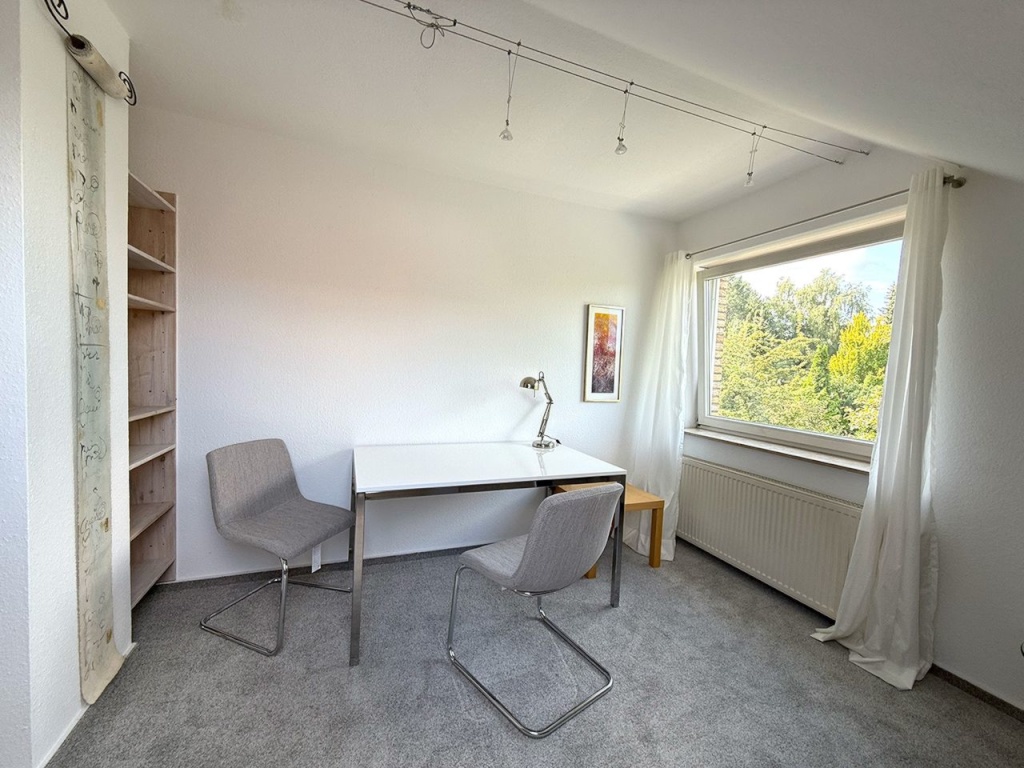 Komfortables, ruhiges Zimmer im 1. Stock eines Ein-Familien-Hauses in Hamburg-Wandsbek – Stemmeshay, 22045 Hamburg Jenfeld – Vorschaubild 6