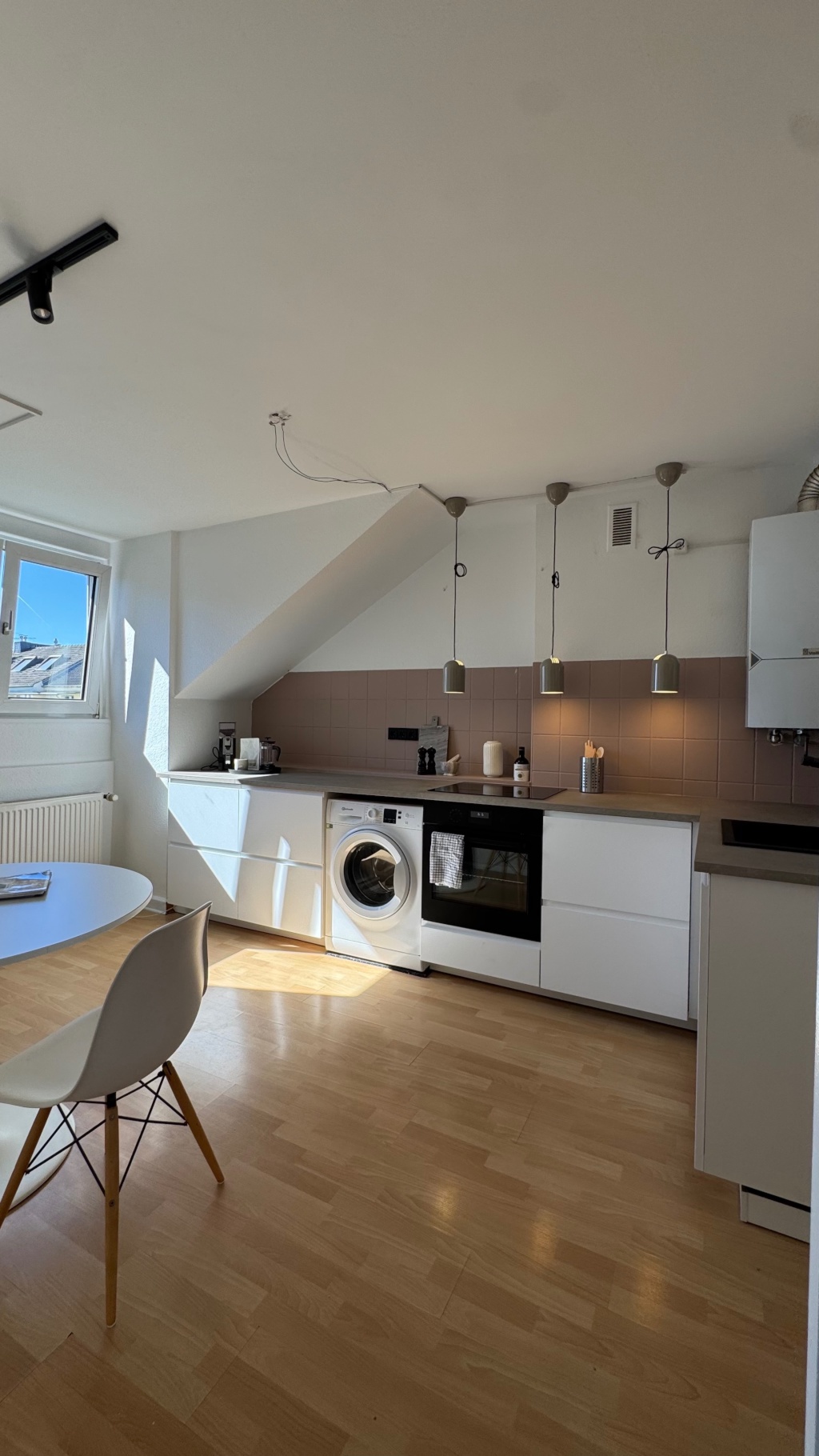 Design-Juwel über den Dächern von Pempelfort: Lichtdurchfluteter Erstbezug (vollmöbliert & All-In) – 40477 Düsseldorf Pempelfort – Vorschaubild 2