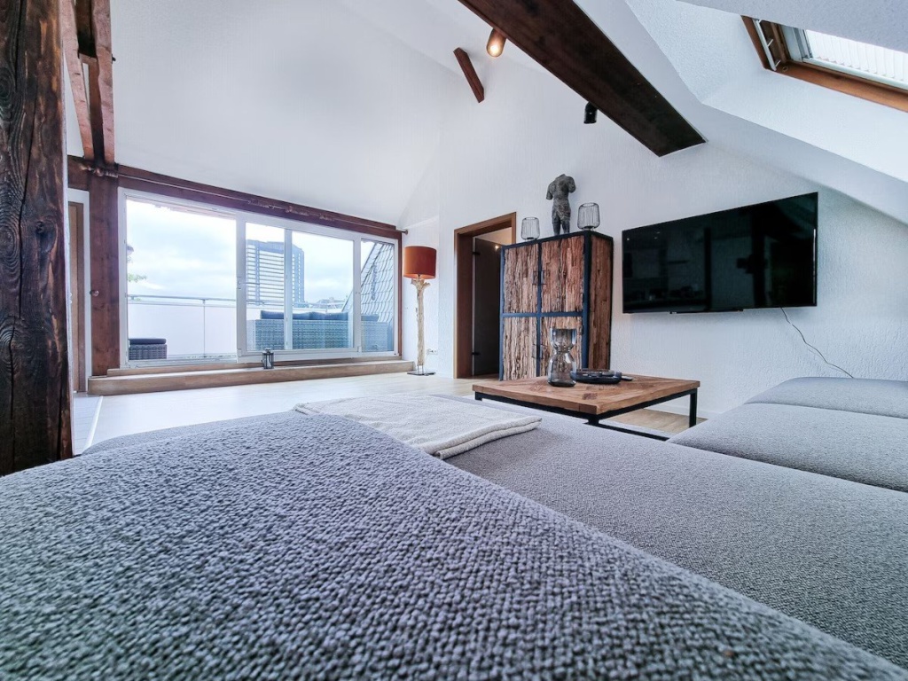 78 m2 Moderne 3 zimmer Dachgeschosswohnung mit Terrasse in Essen / Langzeitmiete – Goldschmidtstraße 3, 45127 Essen Ostviertel – Vorschaubild 3