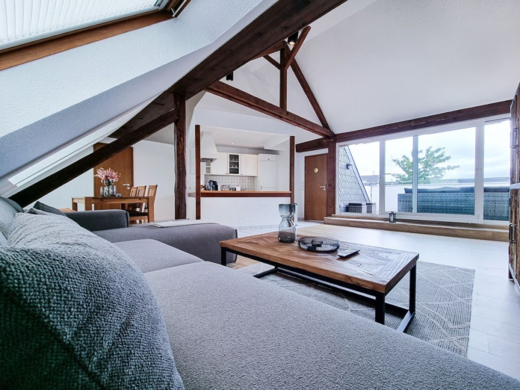 78 m2 Moderne 3 zimmer Dachgeschosswohnung mit Terrasse in Essen / Langzeitmiete