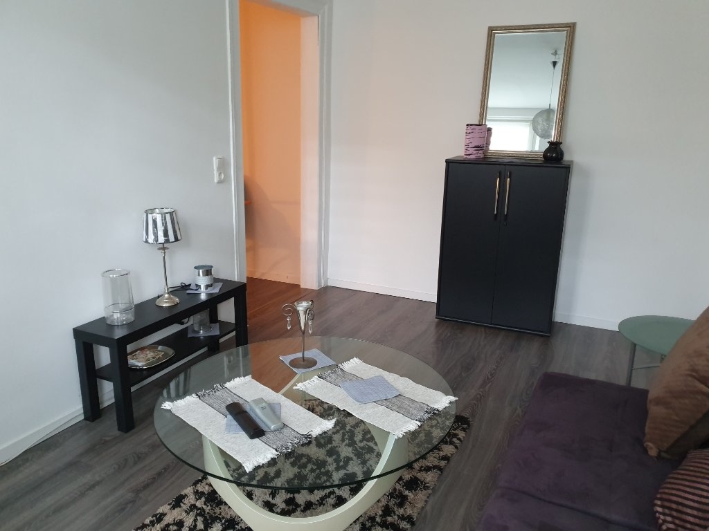 Flat flexibler Einzug gerne ab August möglich. 1 bis 4 Monate verfügbar Allersbergerstrasse - Wohnen links geht´s zum Schlafzimmer