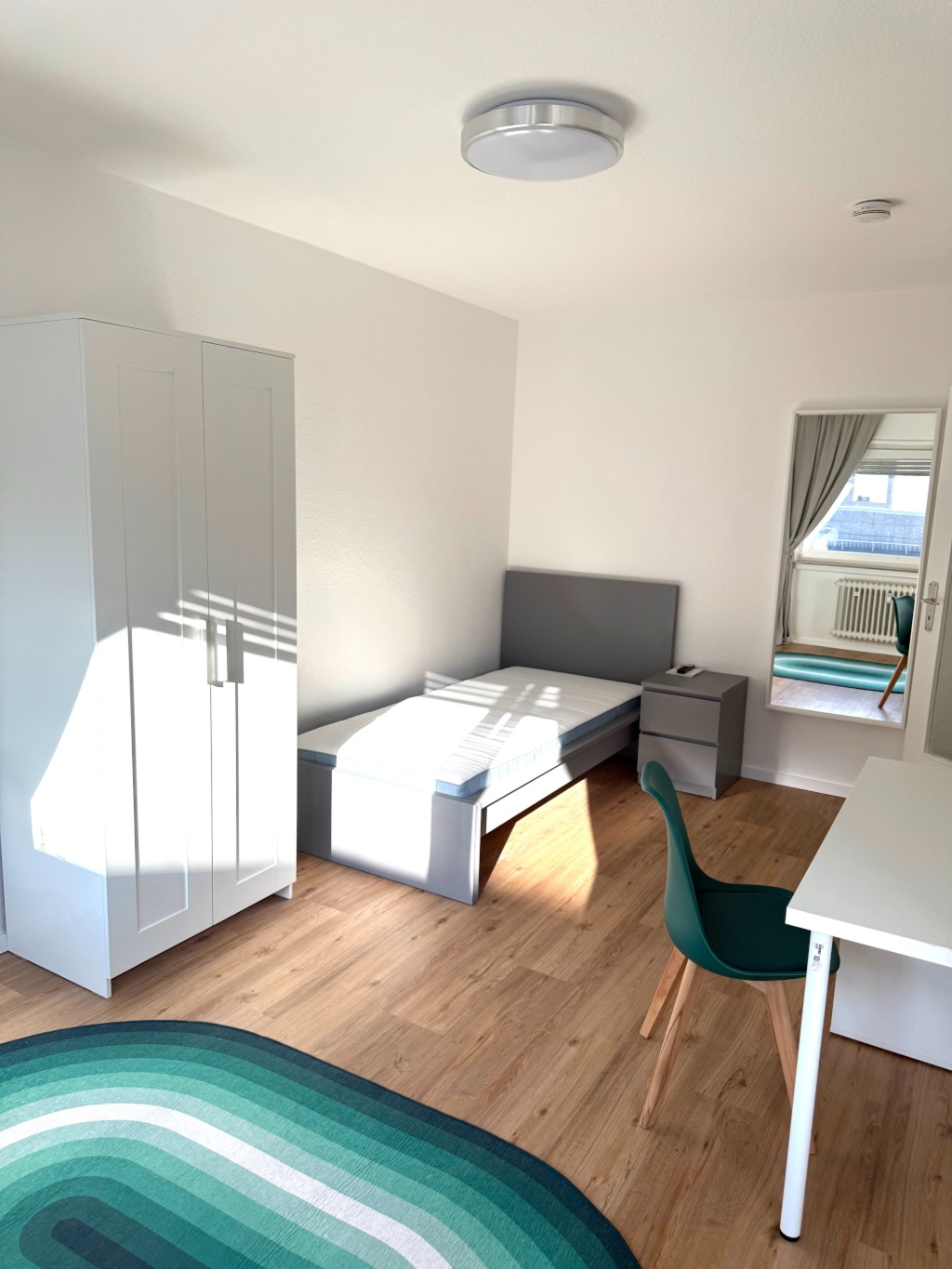 Erstbezug + Stellplatz, helle, möblierte 1-Zi.-Wohnung, 2 Min. zum Bahnhof Stgt.-Zuffenhausen