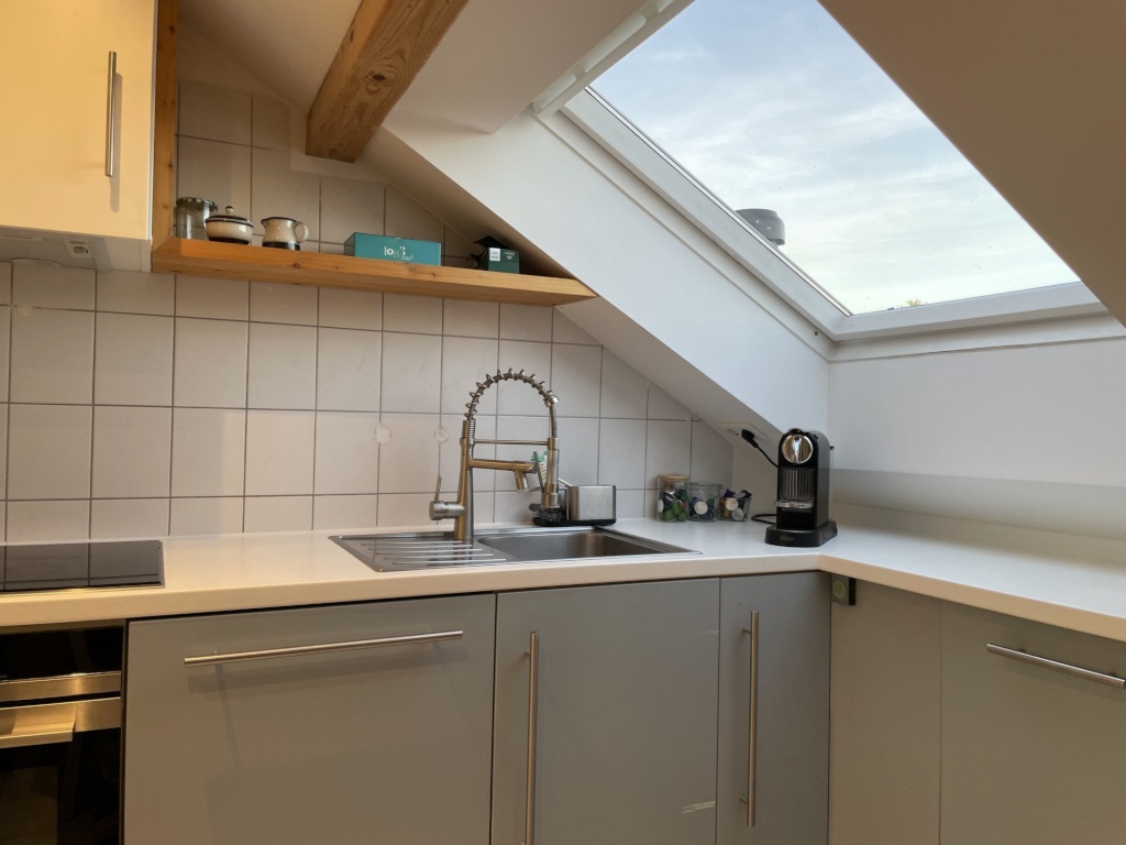 Furnished top-floor apartment in Karlsruhe — all-inclusive, AC & Wi-Fi, ideal for KIT staff, commuters & working couples – Anebosweg, 76187 Karlsruhe Nordweststadt – Vorschaubild 18