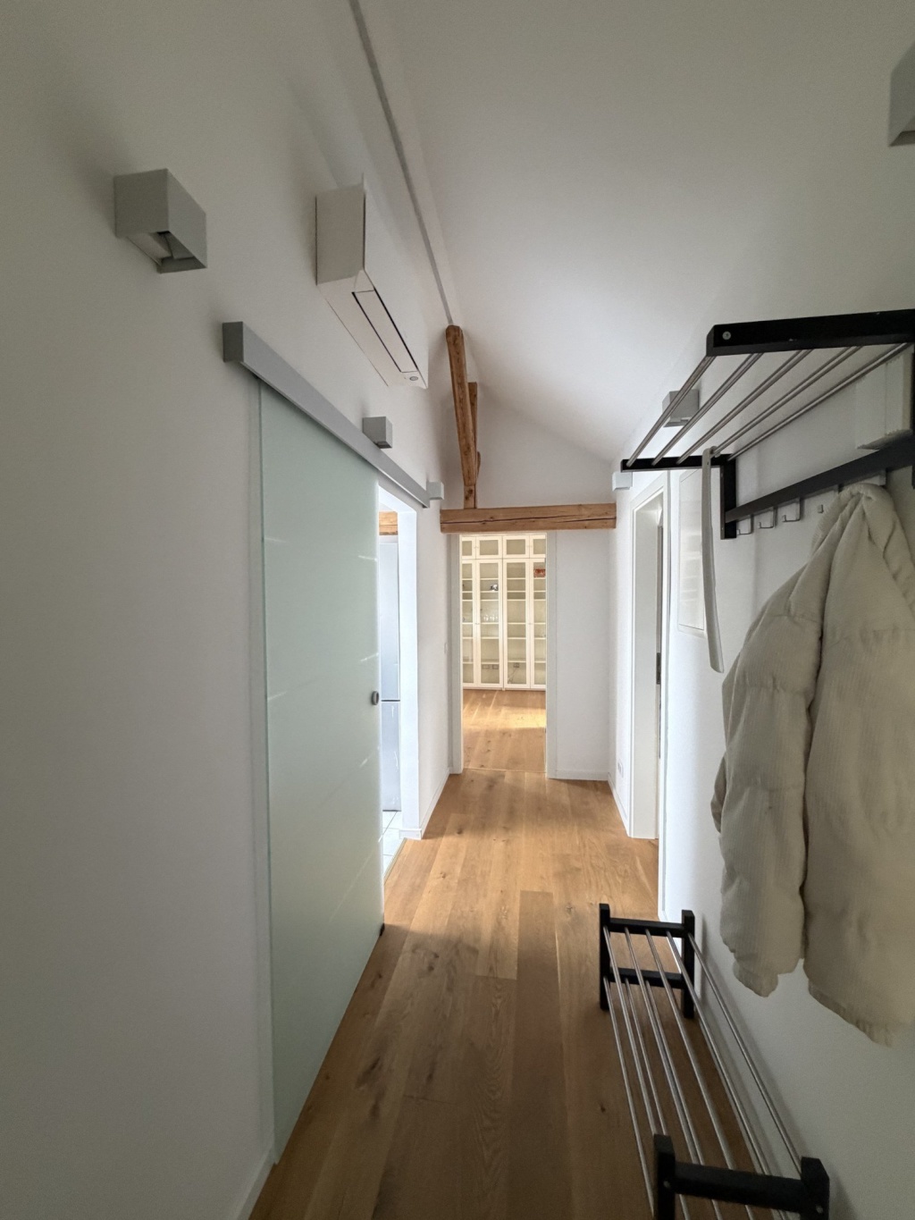 Furnished top-floor apartment in Karlsruhe — all-inclusive, AC & Wi-Fi, ideal for KIT staff, commuters & working couples