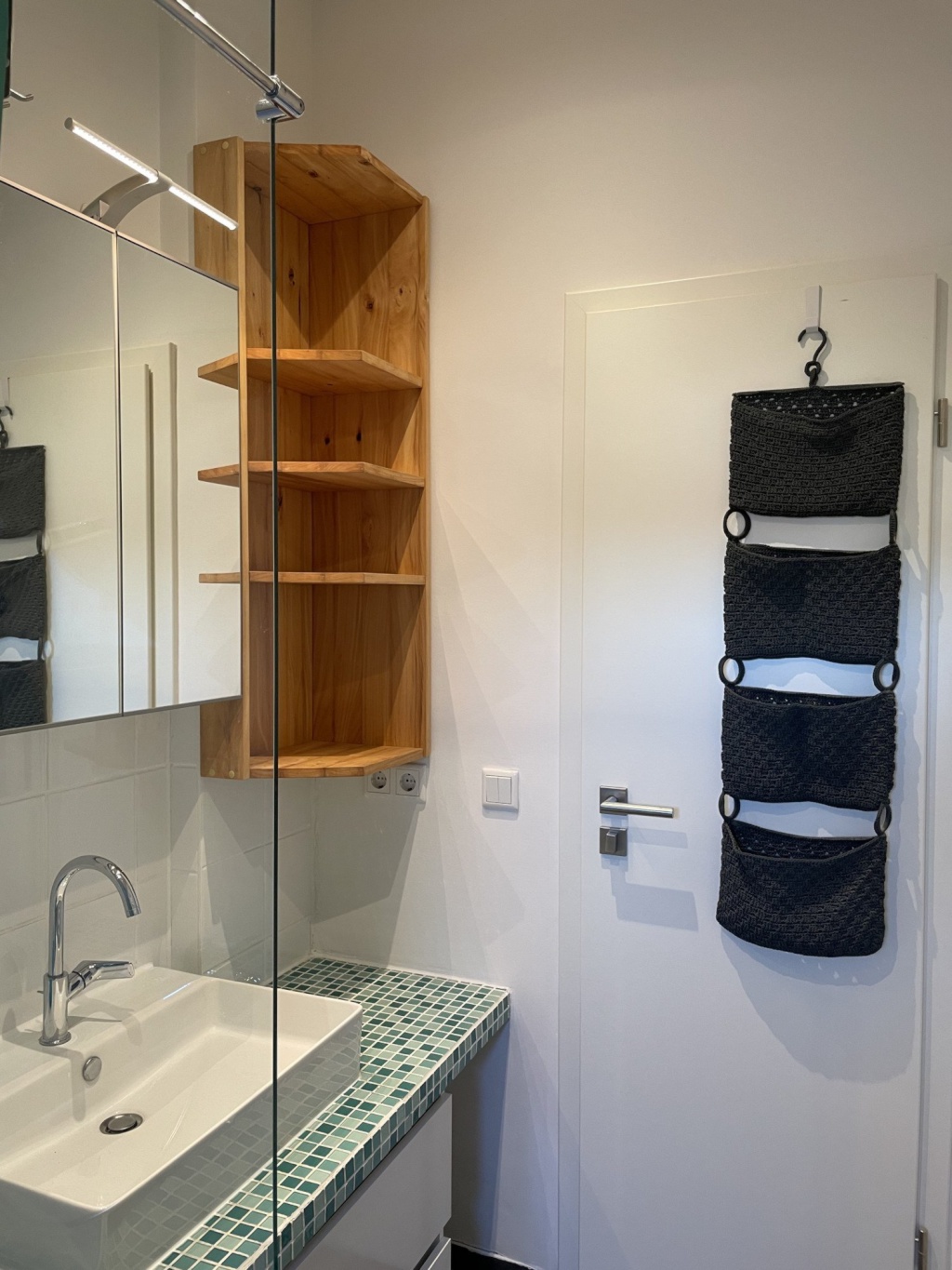 Furnished top-floor apartment in Karlsruhe — all-inclusive, AC & Wi-Fi, ideal for KIT staff, commuters & working couples – Anebosweg, 76187 Karlsruhe Nordweststadt – Vorschaubild 4