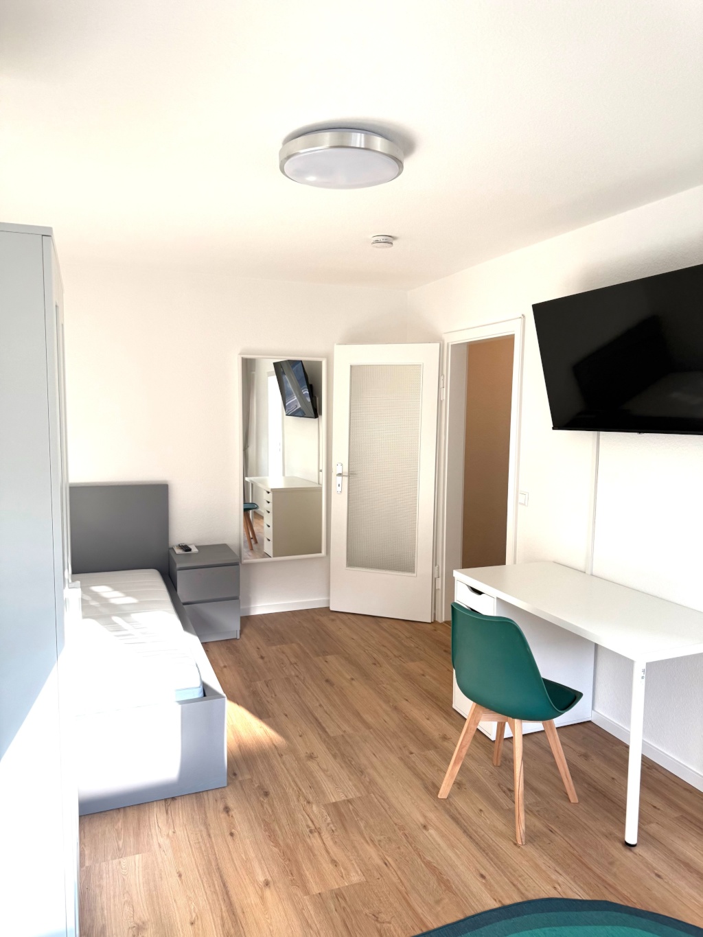 Erstbezug + Stellplatz, helle, möblierte 1-Zi.-Wohnung, 2 Min. zum Bahnhof Stgt.-Zuffenhausen – Vandalenstraße 4, 70435 Stuttgart Zuffenhausen – Vorschaubild 2