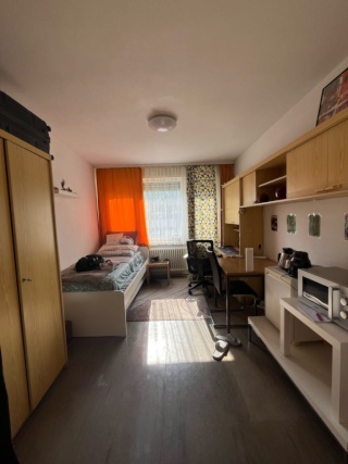 Imagen del anuncio: its a single room completely private studio with sharing bathroom and kitchen.located in city centre. only for girls. city reg not possible