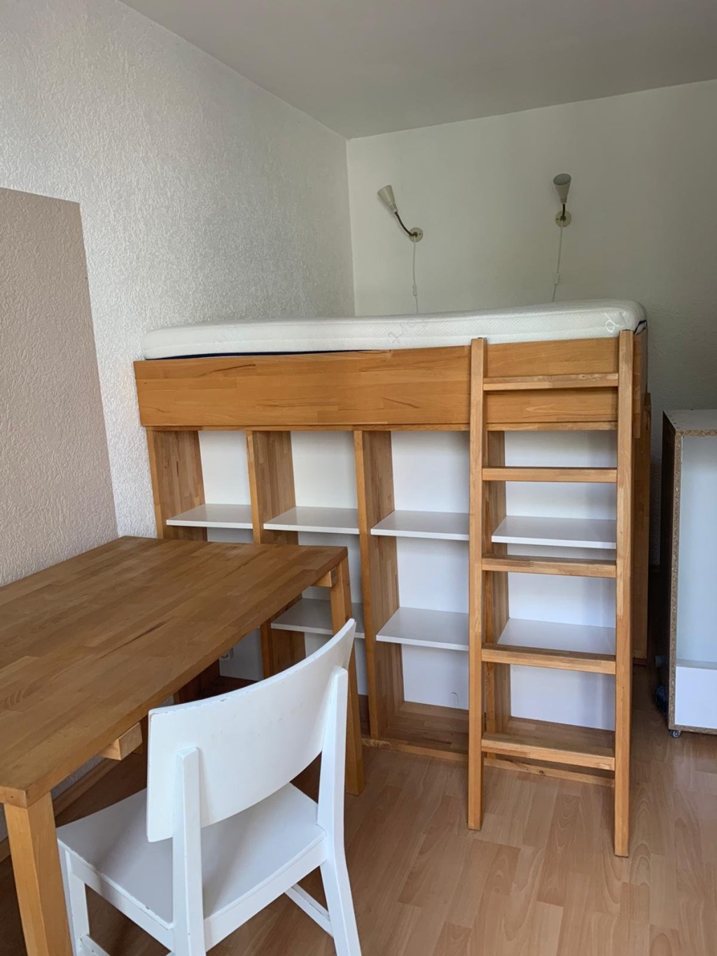 Estudio Alt-Erlangen Dompfaffstraße - King-size Bett un Tisch