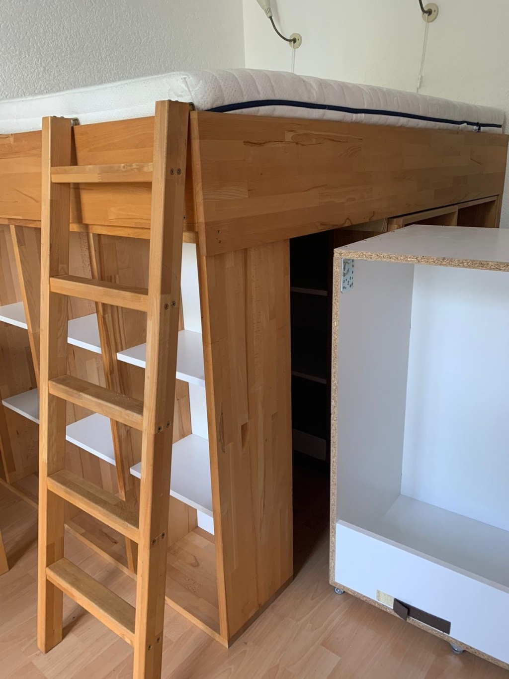 Estudio Alt-Erlangen Dompfaffstraße - Unter dem Bett befindet sich Stauraum für Kleidung.