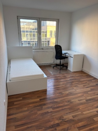 Anzeigenbild: Komplett freie teilmöblierte 4-Zimmer-Wohnung