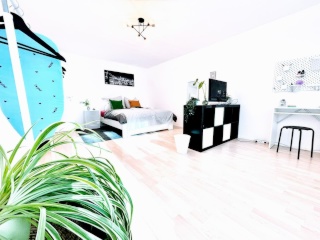 Anzeigenbild: Helle 2,5-Zimmer-Wohnung mit 2 Loggien/Balkonen, teilmöbliert, ideal für 2er-WG oder Paar