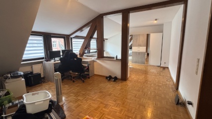 Ad image: Großzügige 2-Zimmer-Wohnung (90 m2) – Top-Lage, möbliert, Balkon & Keller – 1080 € warm