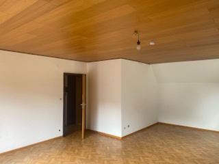 Anzeigenbild: lichtdurchflutet Dreizimmerwohnung, erste Etage, Dachgeschoss