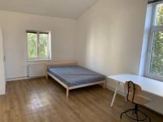 Anzeigenbild: Teilmöbl. Zimmer (20 m2) in zentr. Lage in Studenten-6er-WG