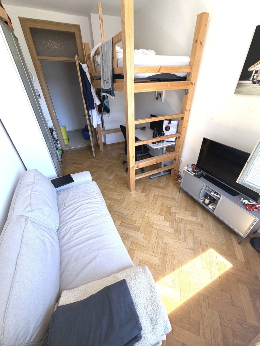 Habitación en WG Sendling Plinganserstraße - Blick zu Tür, schöner Parketboden