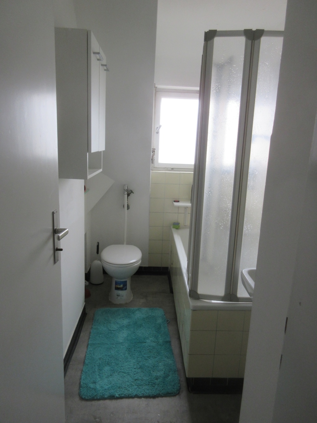 WG-Zimmer Untertürkheim Wallmerstraße 50 - 2. Bad unten