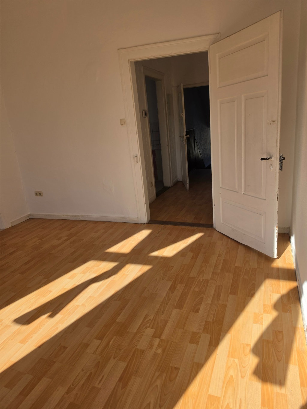 Helle 3-Zimmer-WG-Wohnung in bester Lage von Göttingen (Leine Straße ) – Leinestraße, 37073 Göttingen Innenstadt – Vorschaubild 2