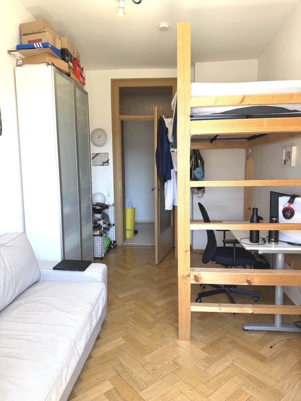 Habitación en WG Sendling Plinganserstraße - Schreibtisch unter dem Bett, hoher Schrank