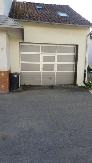 Anzeigenbild: Großraumgarage / Lagerraum mit Sektionaltor 2,7m hoch, WC und Stromanschluß