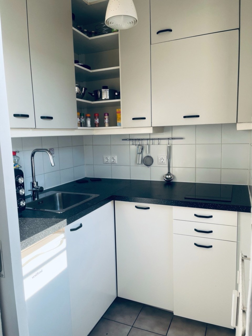 1.11.: Schellingsalon/Maxvorstadt: möblierte 1-Zi.-Whg mit TG-Platz und höhenverstellbarem Schreibtisch – 80333 München Maxvorstadt – Vorschaubild 9