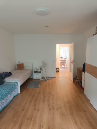 Möbliertes 25 m2 Zimmer in WG-Wohnung – für Singles oder Paare