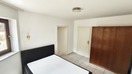 Anzeigenbild: 2-Zimmer-Souterrainwohnung in ruhiger Lage am Roten Hügel