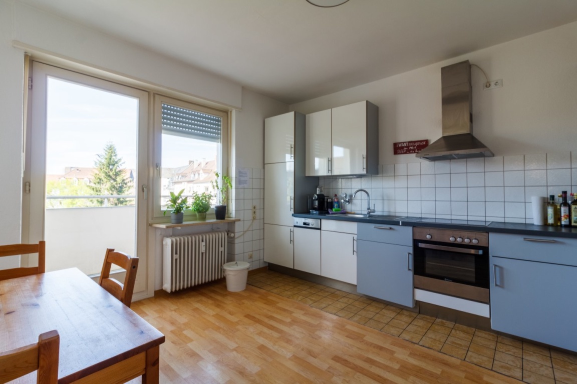 Große möblierte 4-Zimmer-Wohnung direkt am Hauptbahnhof Karlsruhe – WG-geeignet, 130 m2, 2 Balkone – Bahnhofplatz 10, 76137 Karlsruhe Südweststadt – Vorschaubild 2