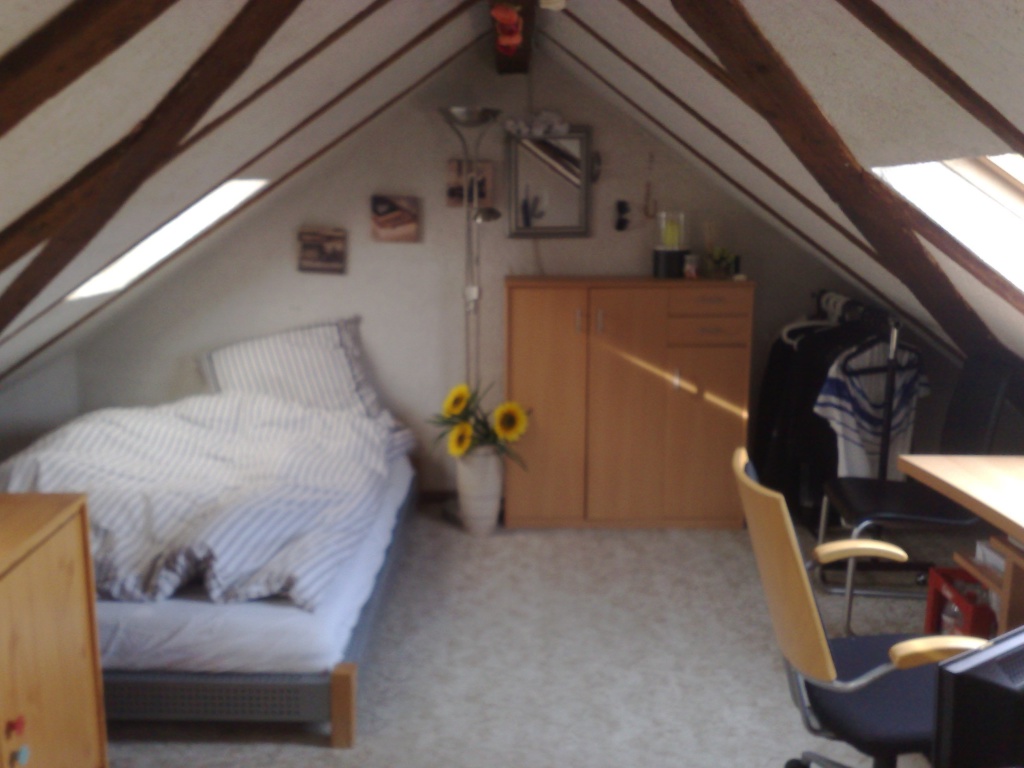 WG-Zimmer Durlach Amalienbadstr. 17 - Zimmer . Bett m guter MAtratze