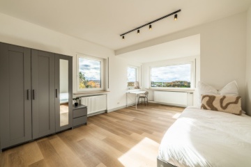 Anzeigenbild: Vollmöbliert und Saniert: Großzügiges WG-Zimmer in Hochschulnähe !