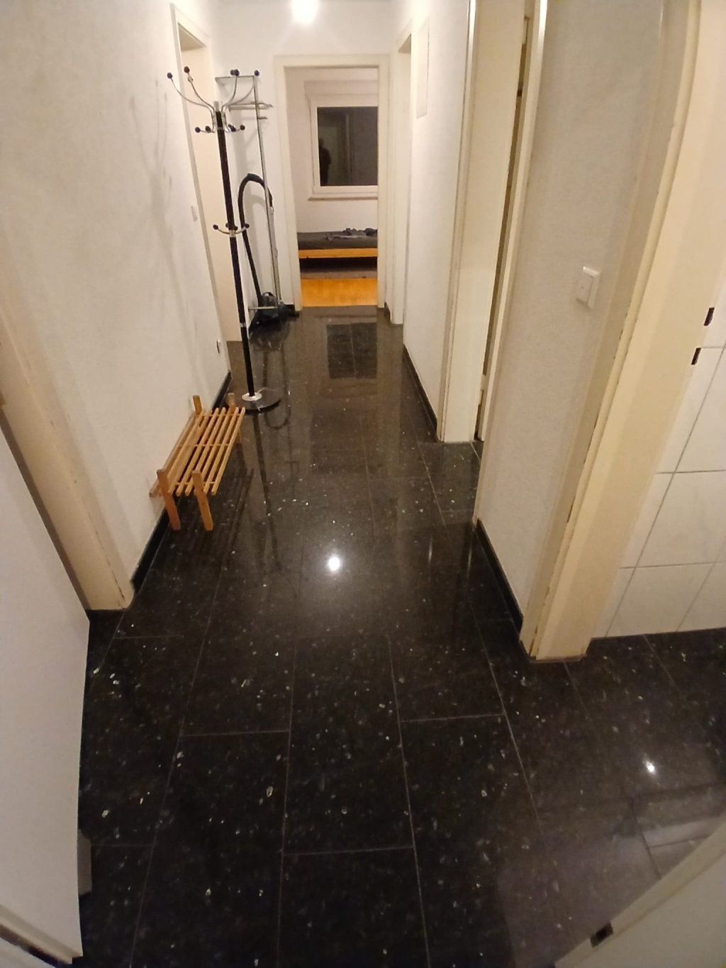 STUDENTEN WG - Attraktive 4-Zimmer-Wohnung im 2. Obergeschoss mit Balkon