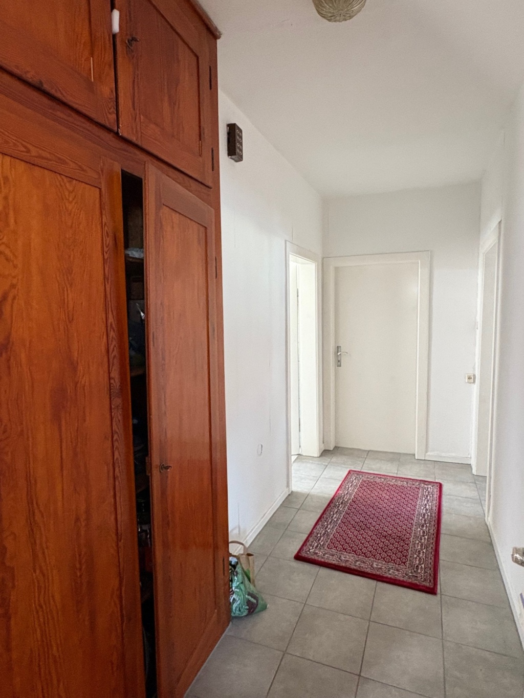 WG-Zimmer Büdesheim ruhige Seitenstraße im Ortskern von Bingen-Büdesheim - Flur mit Vorratsschrank