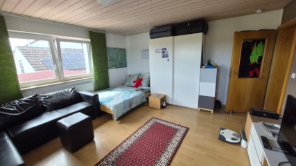 Imagen del anuncio: 24m2 möbliertes Zimmer(Frei ab 01.07.) im 1. OG mit Riesen-Balkon & Parkplatz!