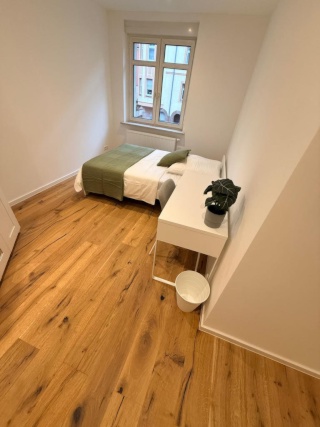 Anzeigenbild: Luxuriös möbliertes Zimmer zur Miete in moderner WG verfügbar.