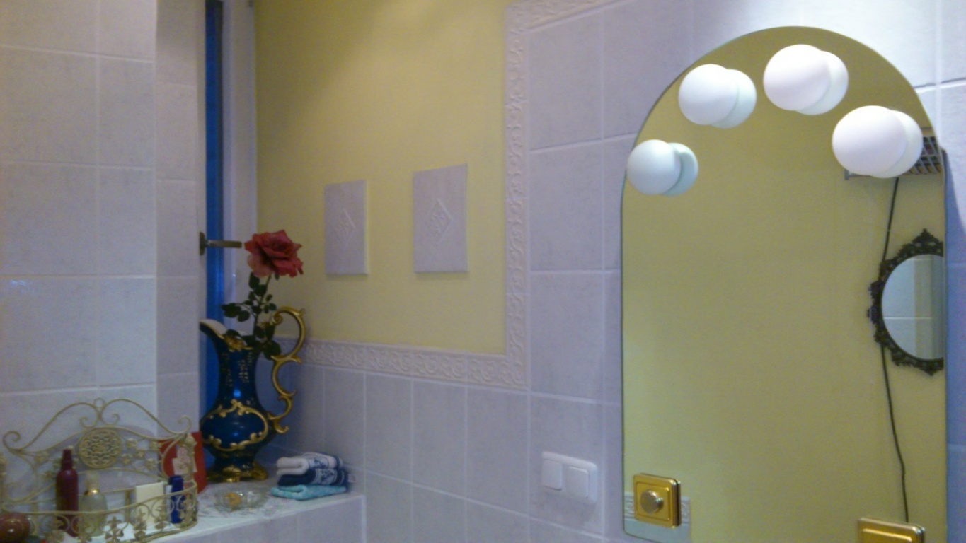 Flat Wunsch-flexibler Einzug noch im August möglich für 1 PERSON Allersbergerstrasse - Badezimmer mit Fenster, Design Lichtspiegel