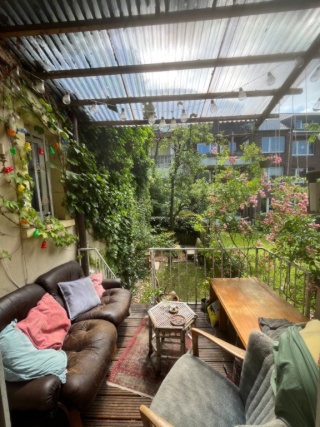 Anzeigenbild: Liebevolle 6er WG mit grünem Garten sucht Flinta* :—)