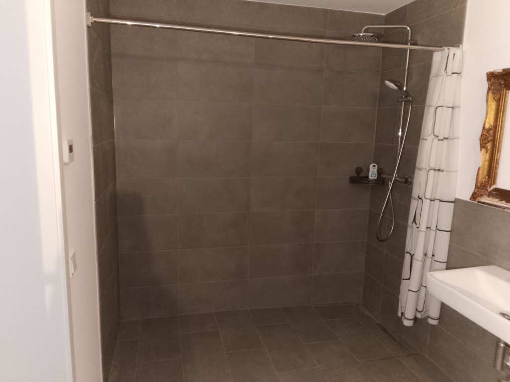 Wohnung Wedding Schulstraße 33 - Bad mit Dusche & Badewanne im 1OG