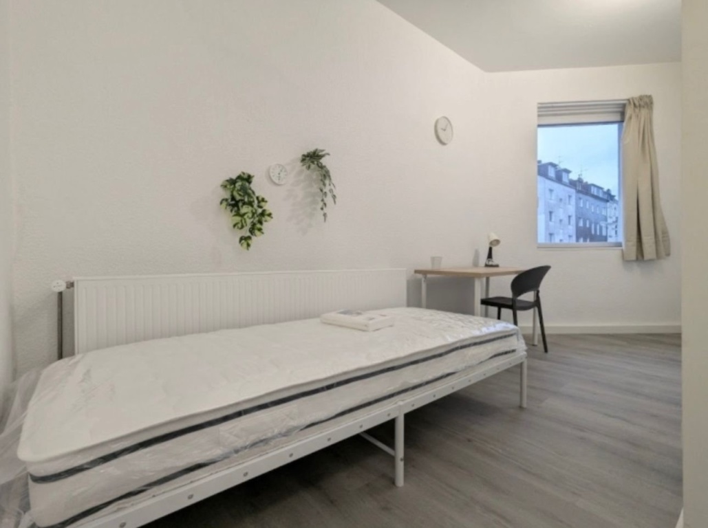 Female ONLY 128_1MA // fresh renovated, fully furnished, fast internet, between university&Duisburg Hbf