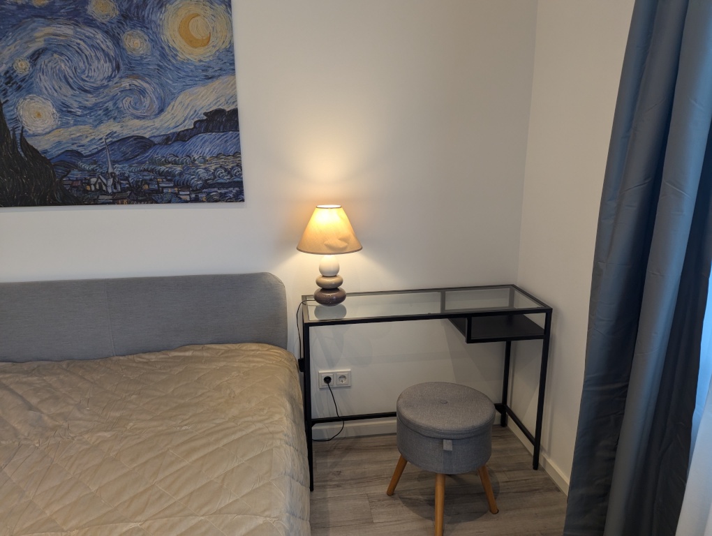 WG-Zimmer Innenstadt An der Staufenmauer 11 - Blick auf Bett und Nachttisch/kleiner Arbeitstisch