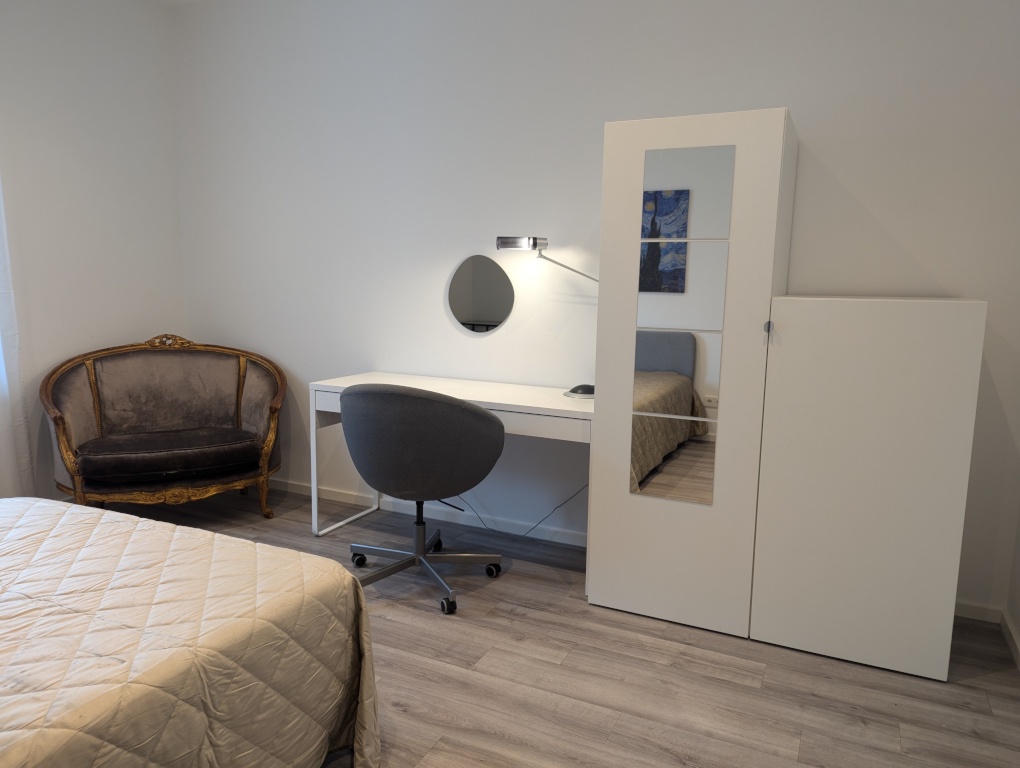 WG-Zimmer Innenstadt An der Staufenmauer 11 - Blick vom Bett auf Sofa, Arbeitstisch und Kleiderschrank